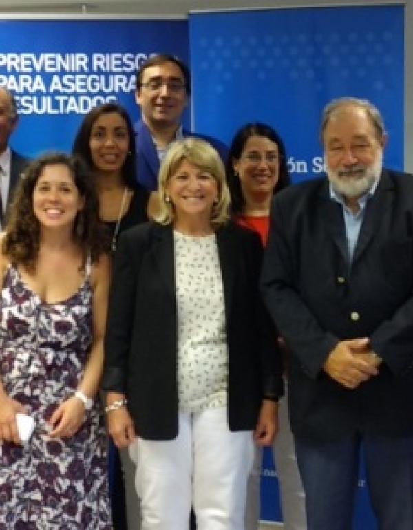 Héctor Dama, Decano de la Facultad de Ciencias Económicas y Empresariales; Carlos Facal, Director de la Especialización en Seguros, junto con el grupo de alumnos del curso.