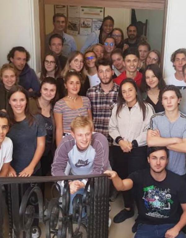 Como parte de las actividades, los estudiantes participan de actividades curriculares y realizan visitas a empresas
