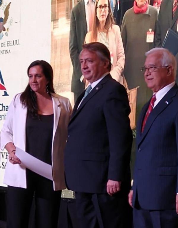 Agustina Lucero Schmidt, Secretaria de Bienestar Universitario; Rector de la USAL, Carlos Ignacio Salvadores de Arzuaga, y el Embajador de Estados Unidos en representación del Departamento de Estado, Edward Prado