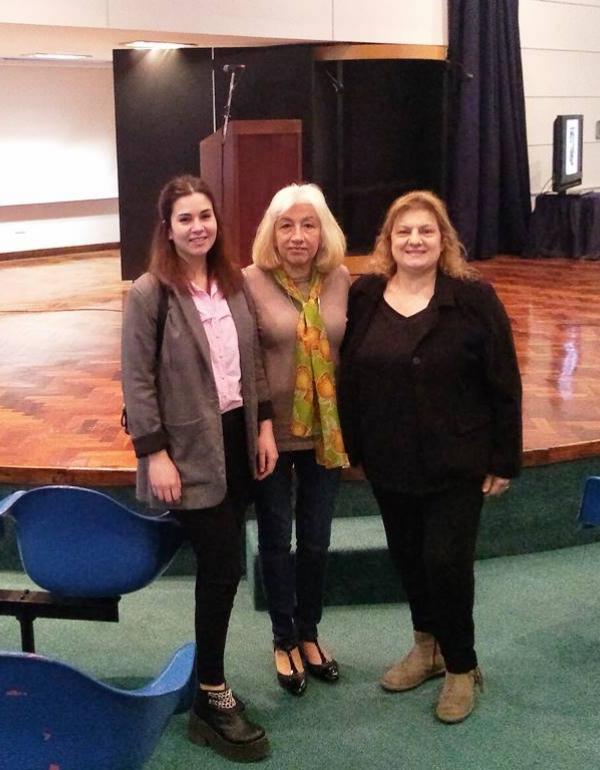 La Prof. Hilda Rodríguez junto a dos de las alumnas que participaron de la subasta