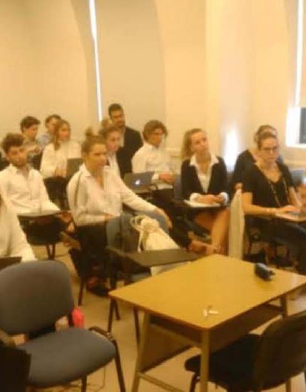 Bruno Menat, Consejero Financiero de la Embajada de Francia, junto a los alumnos.