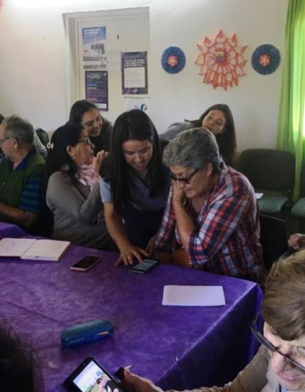 Estudiantes de PESCAR y estudiantes de la Facultad de Ingeniería en el Centro de Adultos Mayores Lagomarsino de Pilar.