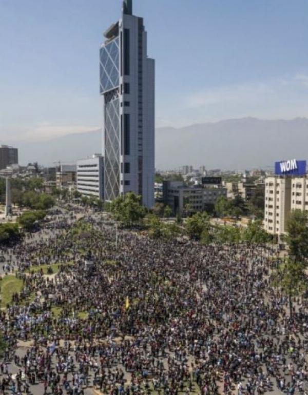 Las protestas estallaron el 18 de octubre por el aumento del precio del metro, pero fueron en aumento para denunciar la desigualdad social. Desataron la violencia en Santiago, Valparaíso, Viña del Mar y otras ciudades: 30 días de protestas que se saldan con 22 muertos, 79 estaciones del metro de Santiago atacadas o incendiadas, y casi 15.000 detenidos en todo el país. FOTO: AFP/BLOOMBERG