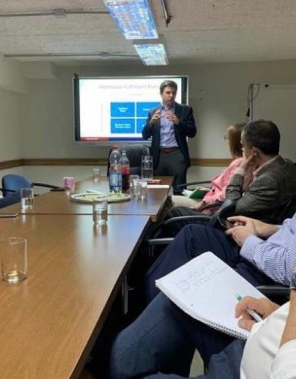 El Prof. Gallino exponiendo en el Salón Alonso de la Facultad de Ciencias Jurídicas.
