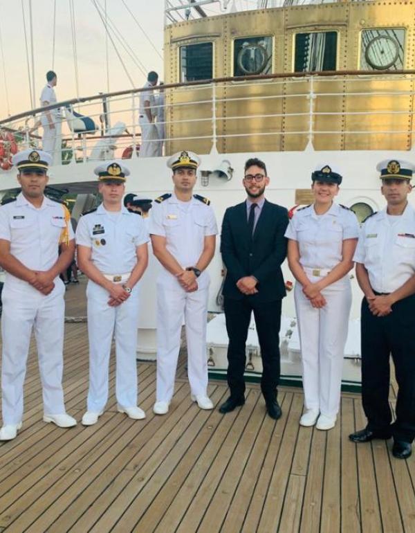 Francesc Fouine junto con algunos integrantes de la tripulación