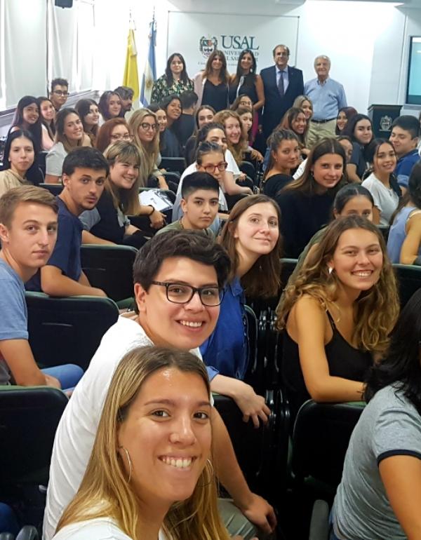 Colaboradora Académica, Lic. Sola Vanesa Romina; Ciclo de Formación Básica, Lic. Dolores Gutiérrez; Decana, Dra. Mariana Colotta; Director de la Escuela de Relaciones Internacionales, Emb. Julio Lascano y Vedia; Ciclo de formación Básica, Mg. Juan Carlos Iorio, con los alumnos de la Sede Centro.