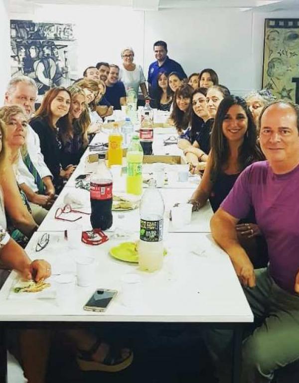 Académicos y administrativos en el almuerzo de camaradería.