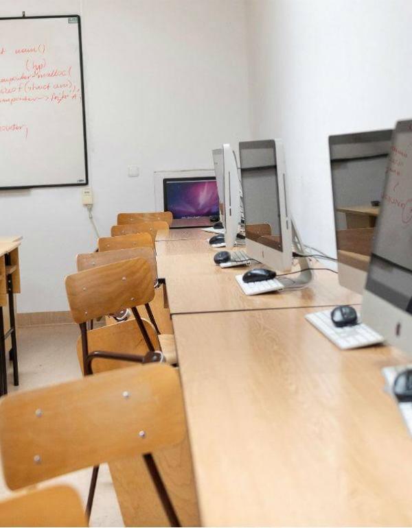 Un profesor da clases a distancia por el coronavirus en Hungría (Foto: EFE/EPA/ATTILA BALAZS)