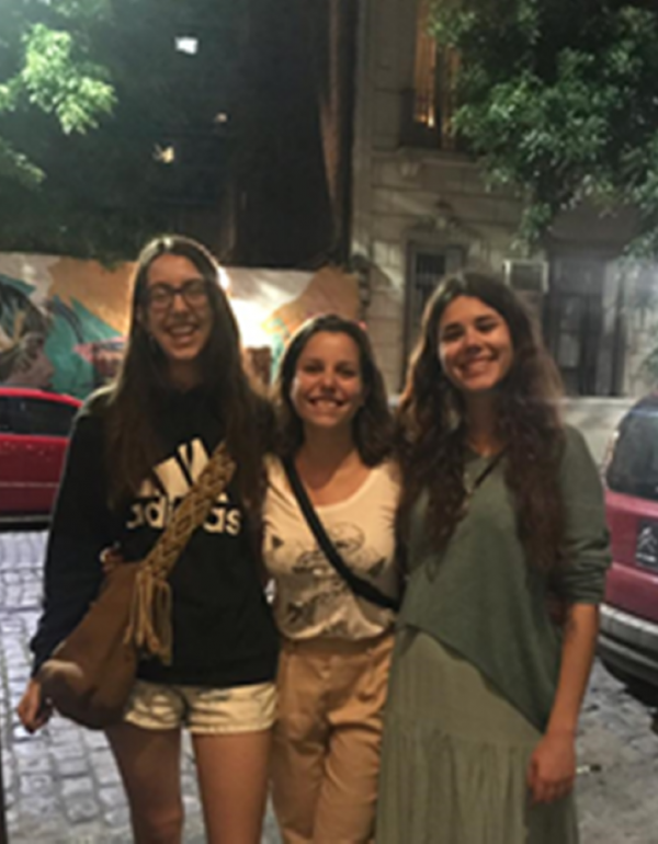 Claudia (la tercera estudiante de izquierda a derecha) definió de "inolvidable" su experiencia de intercambio