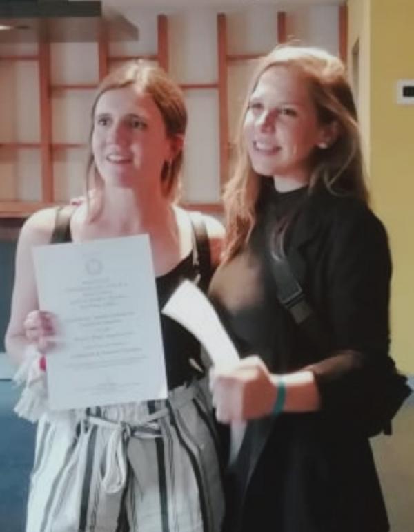 (Desde la izquierda) Micaela Miatello y Lucila Carbonell tienen 28 años y son psicólogas graduadas en la Universidad del Salvador (USAL). Una semana después de que se decretara la cuarentena total crearon un perfil en Instagram para brindar asesoramiento de manera voluntaria.
