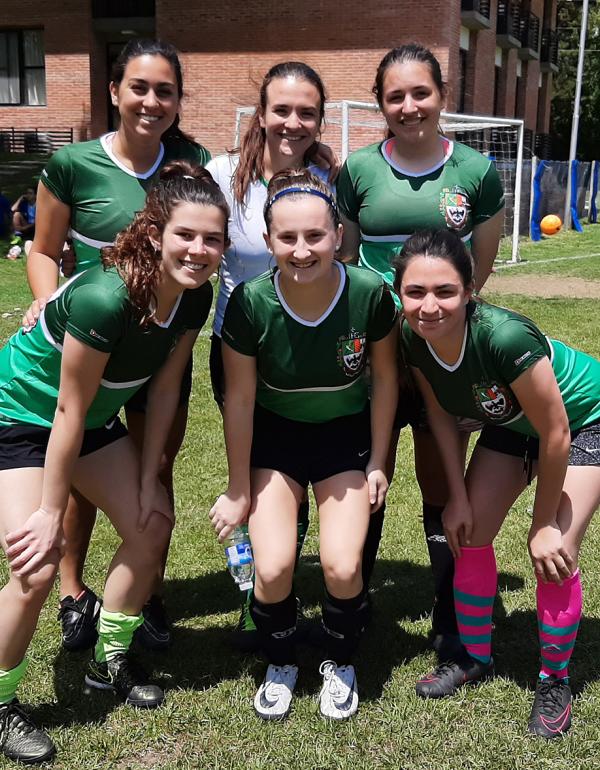 María Sol Rodríguez Riviere (abajo al centro) con parte de su equipo, en la Copa Taylor. (foto de archivo)