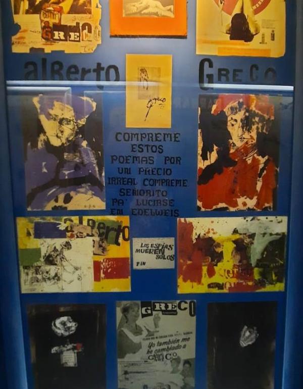 Cuadro con gráficas y objetos de Alberto Greco que fue armado por Eduardo Bergara Leumann.