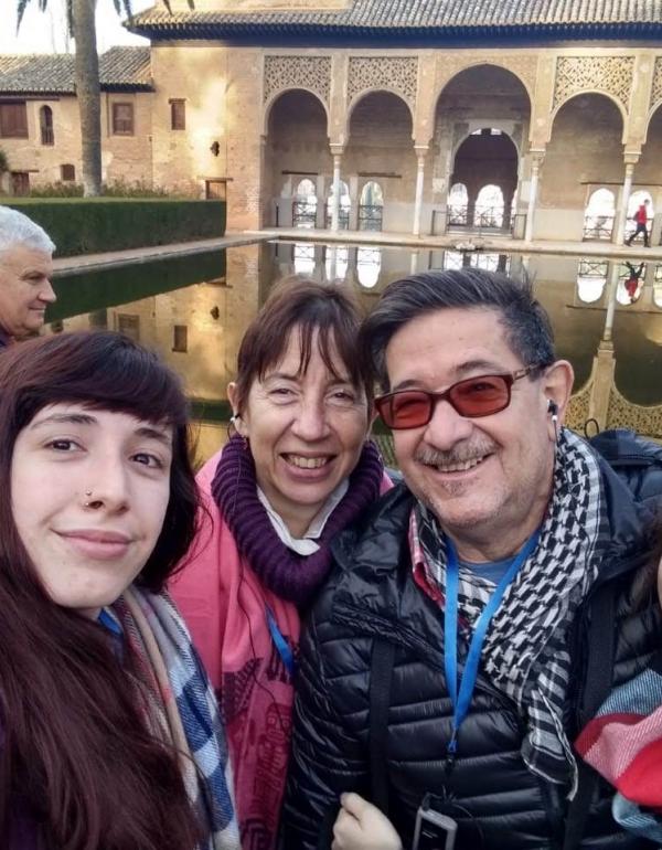 Gabriela Renault (Decana de la facultad de Psicología y Psicopedagogía) y sus hijas, Micaela y Catalina