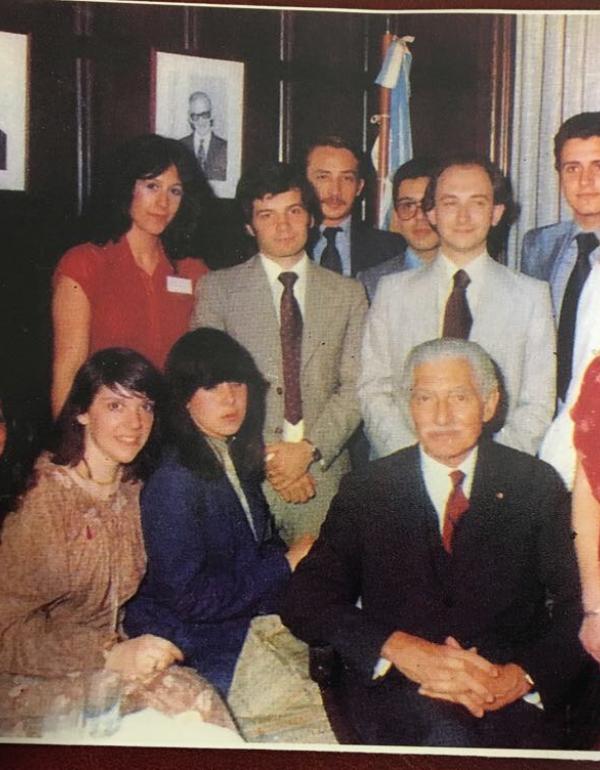 Dr.Ricardo Levene(h), Decano de la Facultad de Ciencias Jurídicas junto a un grupo de alumnos, entre ellos nuestro Rector Carlos Ignacio Salvadores de Arzuaga.