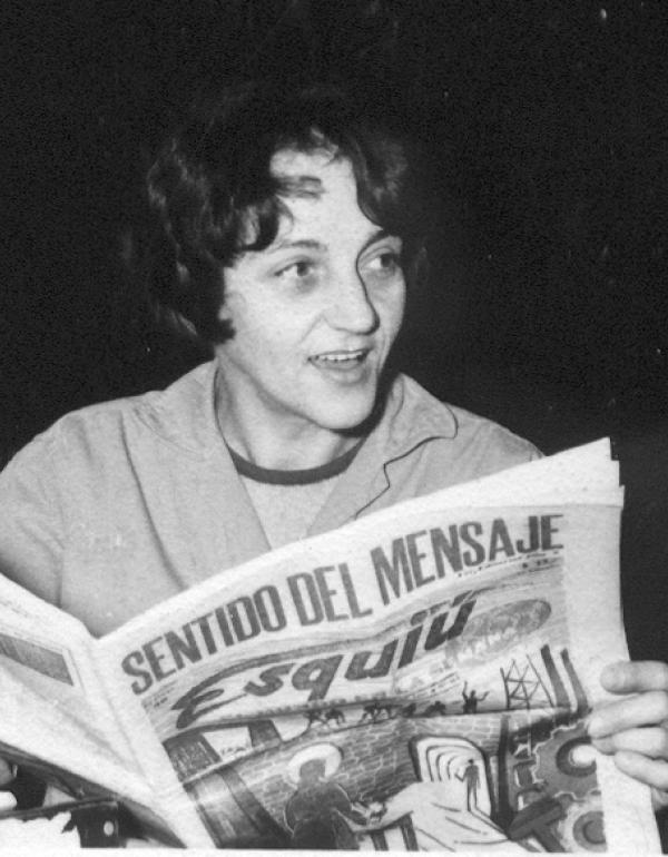 Alice Darramón de Beitía en su oficina de la sede en el Colegio del Salvador, en 1966 leyendo el periódico Esquiu