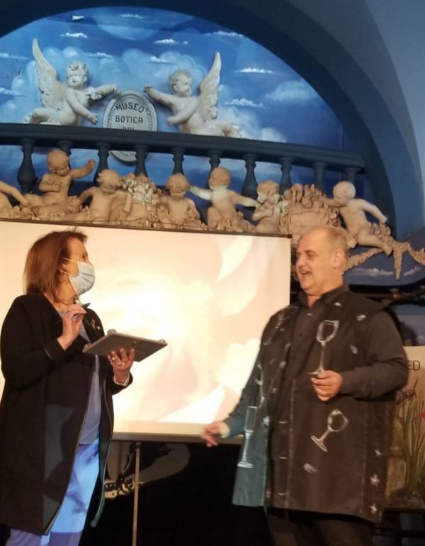 Stefania Vecchi recibiendo la placa en reconocimiento a su trayectoria