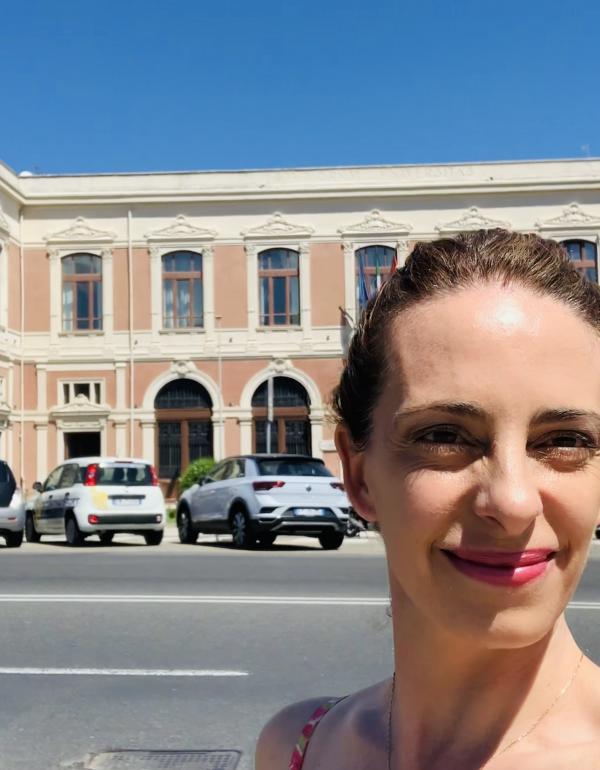 María Fernanda Yapur en la puerta de la Università di Messina