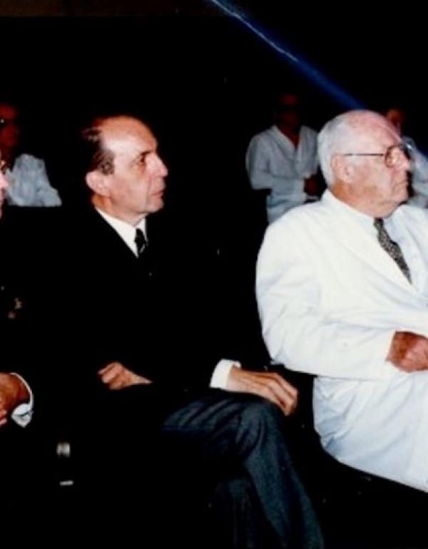 Cuarta Jornada de AMFA, 1993. En el Servicio de González-Montaner. Instituto Vaccarezza. Sentados: Dres. Paul Léophonte, Jacques Rochemaure y Luis Julio González-Montaner 