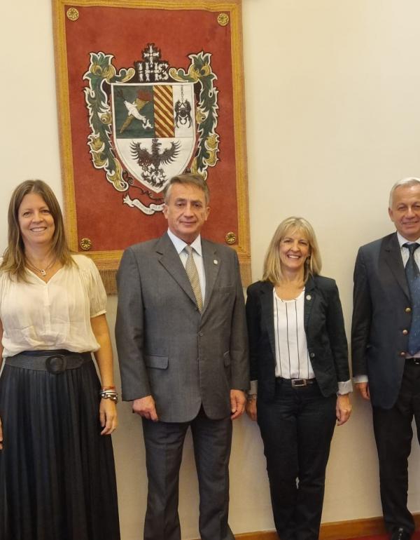 Vicerrectora Académica, Romina Cavalli; Rector , Carlos Ignacio Salvadores de Arzuaga; Presidente de la AOA, Dra. Carla Masoli; Decano de la Facultad de Medicina, Dr. Daniel Martínez y el Secretario de la AOA, Dr. Brian Murdoch.