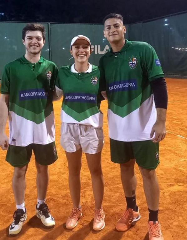 Belén Talavera junto al equipo USAL “2”, Franco De Roia y Franco Argañaraz.