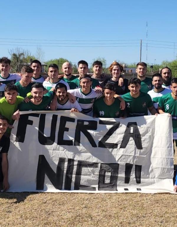 Emotivo apoyo al compañero lesionado