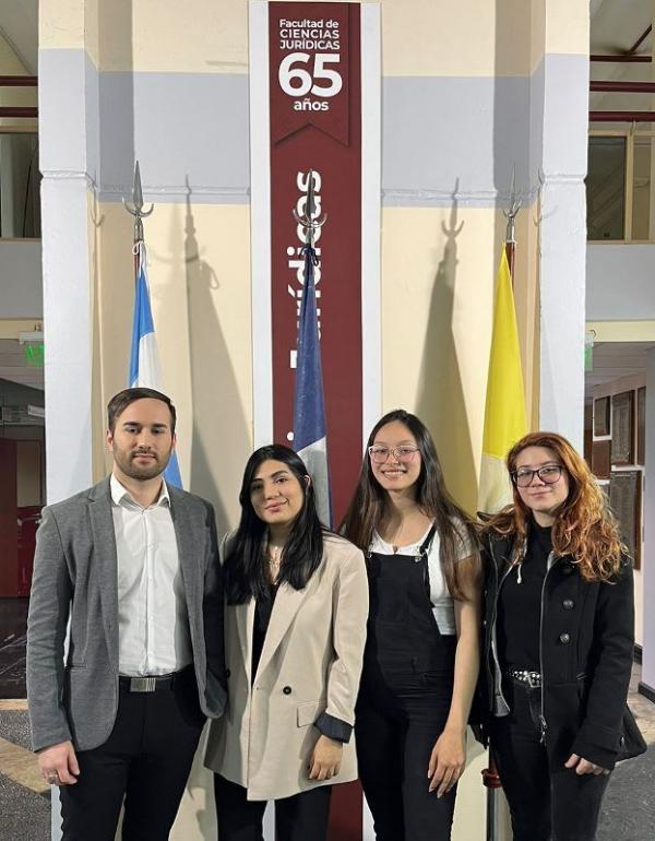 Prof. Abogado Maitre Federico Merino y estudiantes Julieta Bustamante, Sol Nappa y Mercedes Boubeta