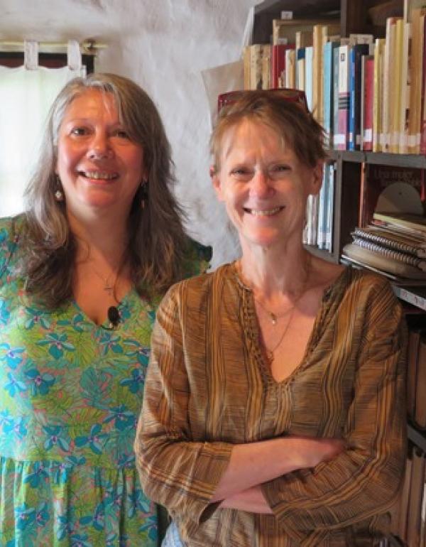 Martine Briand (periodista de TV France) y Liliana Rega (Directora de la Red de Bibliotecas USAL) en La Capataza, Biblioteca de la Fundación Atahualpa Yupanqui.