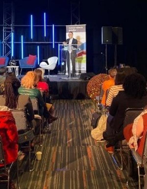 Guillaume Gibert durante el Foro "Ciencia en francés en Quebec y en el mundo" el 27 de abril, organizado por Fonds de Recherche du Québec, en Montreal.
