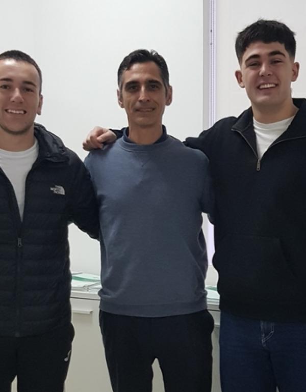 Unai Larrinaga y Markel Molinuevo junto al Director de la Carrera Actividad Física y Deportiva, Lic. Damián Sabelli.