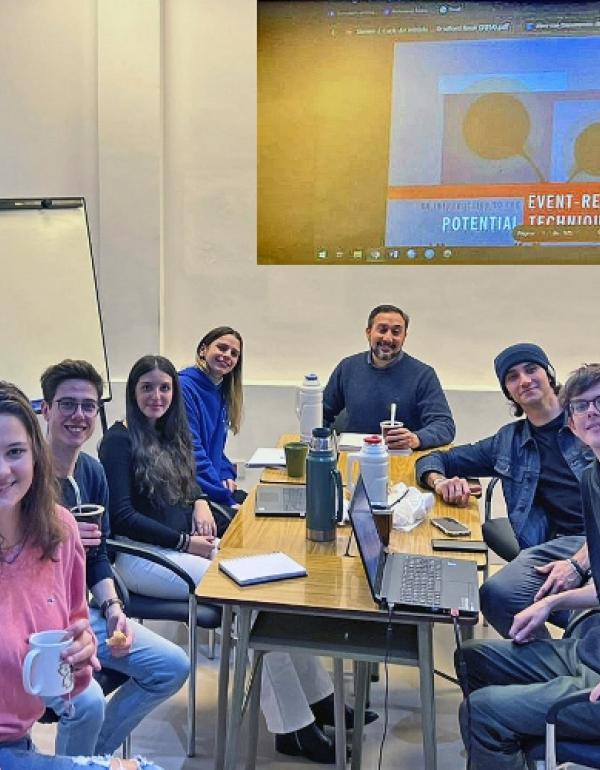 Alumnos de la carrera de psicología en los seminarios sobre EEG dictados por el Dr Andreau