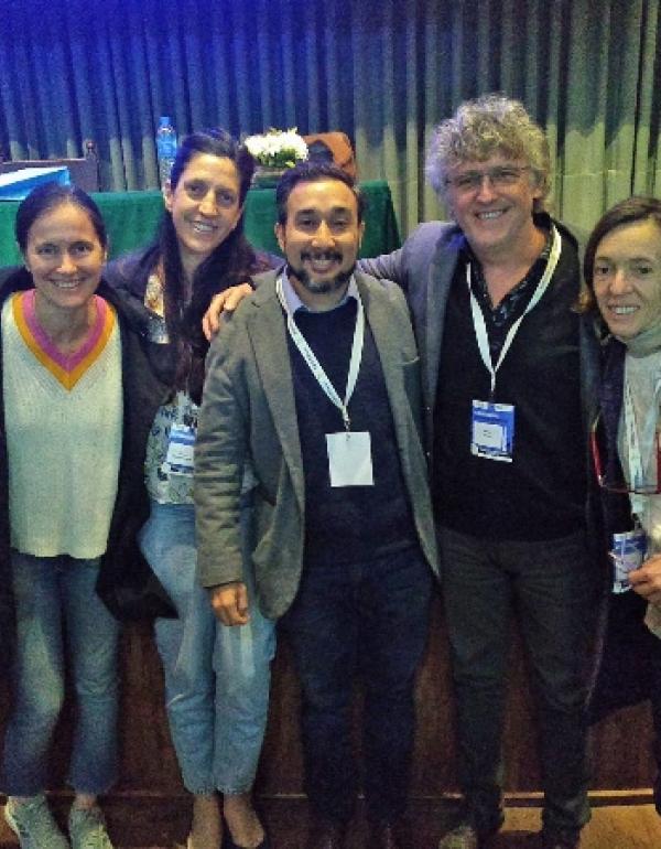 Comisión directiva de la AACC y el director del instituto de Investigación. De izquierda a derecha los doctores: Eliana Ruetti, Angelina Pilatti (Vicepresidenta), Florencia Daneri (Tesorera), Jorge Mario Andreau (Director del Instituto de Investigación), Rubén Muzio (Presidente), Mariana Bentosela y Lucas Cuenya (Vocales). 