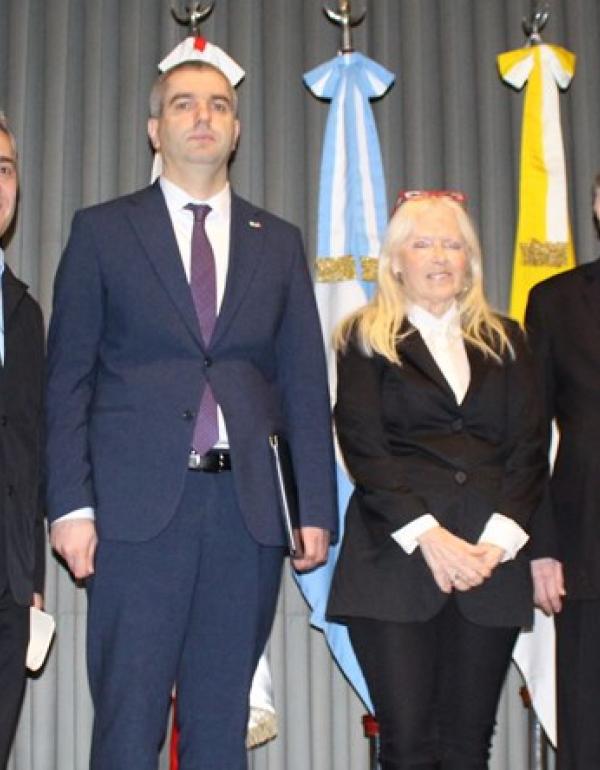 Dra. Elena Oliveras, Profesora Emérita de los Posgrados de Arte, USAL; Dr. Gotcha Gaois, artista plástico; S. E. Gvaram Khandamishvili, Embajador de Georgia; Dra. María del Carmen Magaz, Profesora Emérita de los Posgrados de Arte, USAL; Dr. Bernardo Nante, Decano de la Facultad de Filosofía, Historia, Letras y Estudios Orientales, USAL y Legislador Marcelo Guouman, Legislatura de la Ciudad de Buenos Aires. 