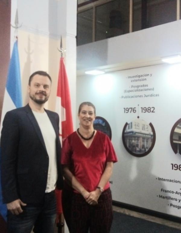 Prof. Christophe Krolik y Martina L. Rojo, Responsable de Asuntos Internacionales de la Facultad.