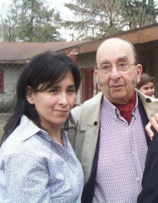 Marìa Victoria Rodriguez Egaña junto a su padre