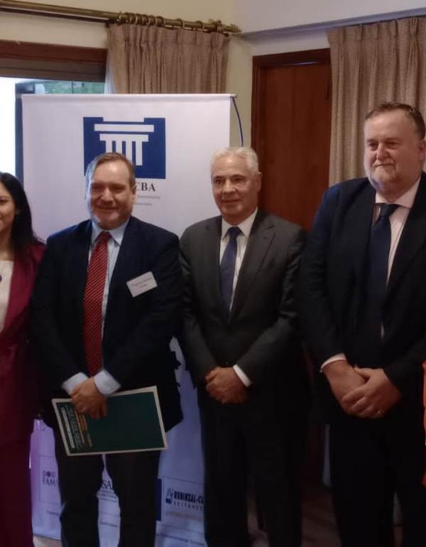 Dra. Marcela Ruiz (Presidente de la Federación Argentina de la Magistratura -FAM-); Eleonora Cano (Secretaria Académica de la Facultad de Ciencias Jurídicas); Dr. Vicente Atela (Presidente de REJUCCBA); Dr. Sergio Torres (Presidente de la Suprema Corte de Justicia de la Pcia. de Buenos Aires); Dr. Claudio Santagati (Docente USAL); Soledad de Vedia (Vice Pte. REJUCCBA).