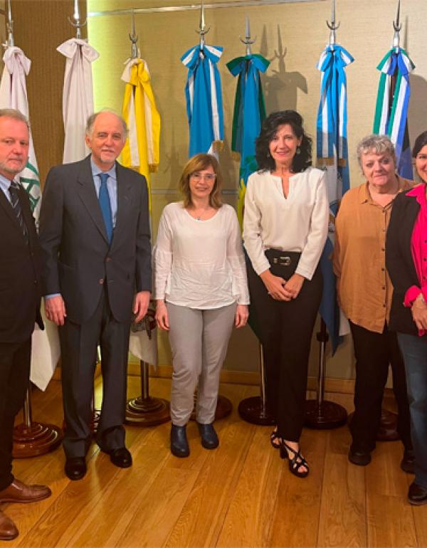Director de la Dirección de Cooperación Internacional (DCI), Pablo Nielsen; el Decano de la Facultad de Historia, Filosofía y Estudios Orientales (FHLEO), Bernardo Nante; ; la Secretaria Académica, Claudia Pelossi; la Dra. Alexandra Testino Zafiropoulos, Directora de Relaciones Internacionales para la Facultad de Letras del Instituto Católico (ICP) de París; la Lic. María Elena Lenscak, Directora Escuela de Letras y la Esp. Alicia Martin, Directora Escuela de Historia.