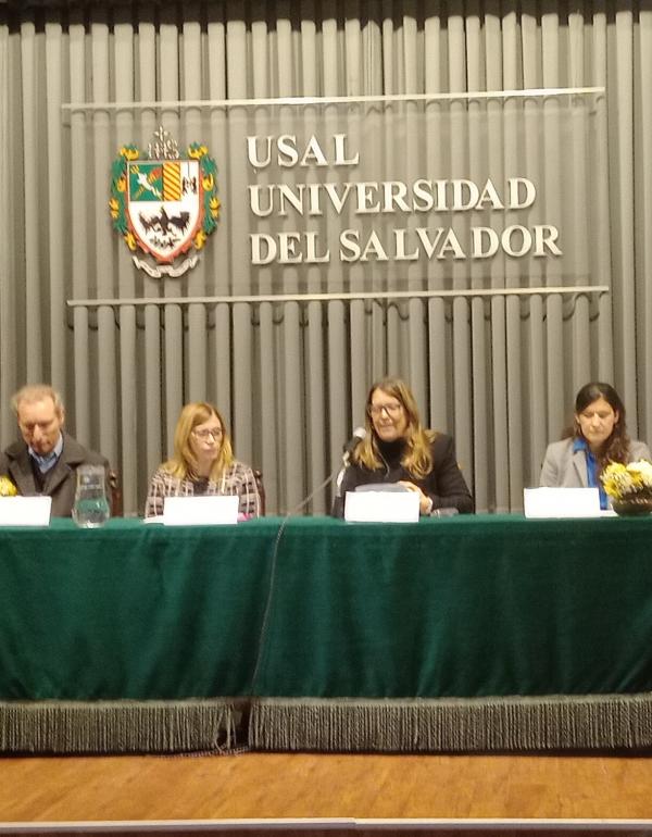 Panel de Apertura: Dr. Alejandro Herrero, Director del Doctorado en Historia; Mgtr. Claudia Pelossi, Decana de la Facultad; Romina Cavalli, Vicerrectora Académica y la Lic. Esp. Alicia Martín, Directora de la Licenciatura en Historia.