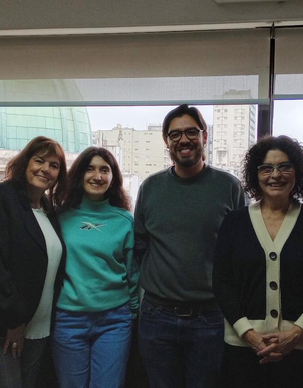 Dra. Andrea de Vita (Responsable Programa Erasmus), Lía Dekanadze, Emilio Moreno Villanueva (alumnos) y Flavia Soldano Deheza (Responsable Programa Erasmus) 