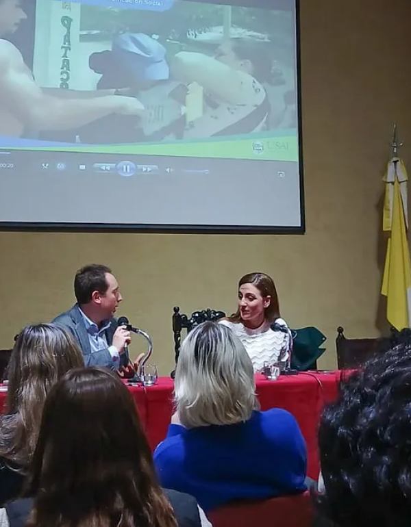 Carolina Amoroso, junto a Fernando Gorza, Director de las Licenciaturas en Periodismo y Periodismo Deportivo.