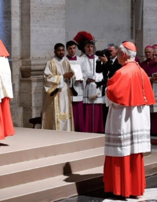 El Papa entrega la bula de convocatoria del Jubileo Ordinario de 2025, "Spes non confundit", a los arciprestes de las Basílicas Papales de Roma, a algunos representantes de la Iglesia esparcida en el mundo y a los Protonotarios Apostólicos.