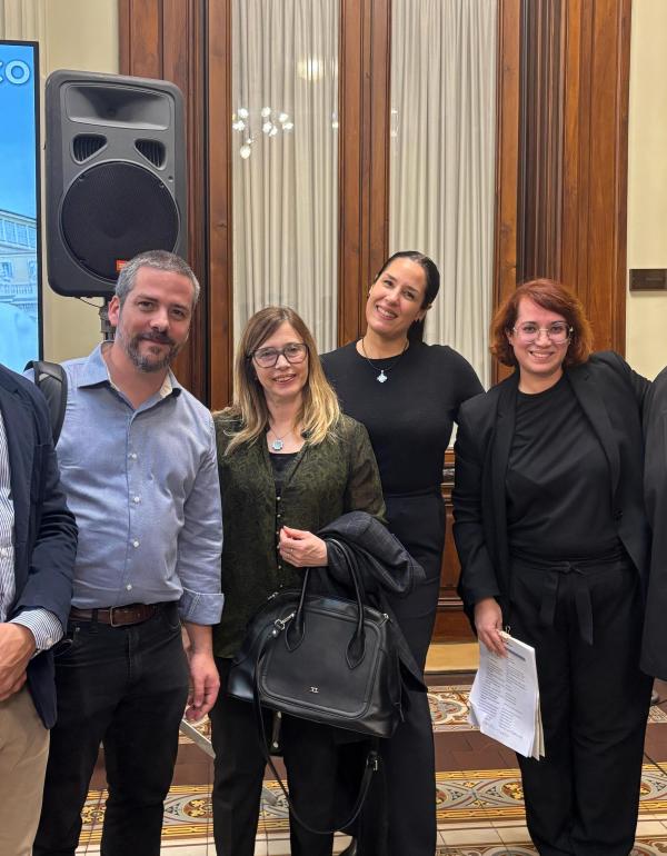 Mag. Agustín Podestá (VRF), Dr. Juan Bautista García Bazán (VRID-FHLEO), Decana Dra. Claudia Pelossi (FHLEO), Lic. Sabrina Marino (VRF), alumna de Estudios Orientales Natalia Castro y Lic. Melina Turús de la Dirección General de la Diplomacia Parlamentaria.