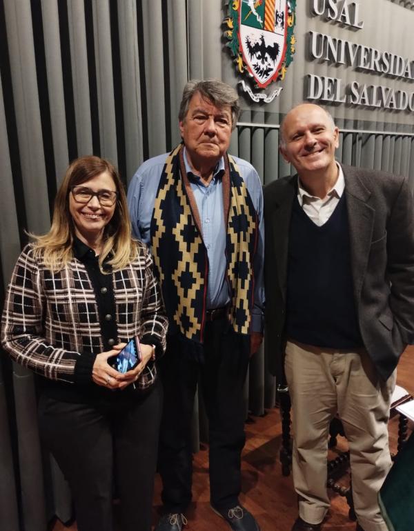 Dra. Claudia Pelossi, Decana de la Facultad; Roberto Chavero, hijo de Atahualpa Yupanqui y el Dr. Mariano Carou, profesor de FHLEO. 