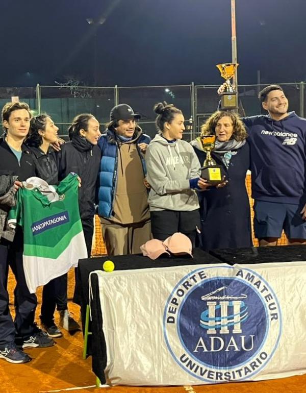USAL Campeón en Damas y Caballeros.