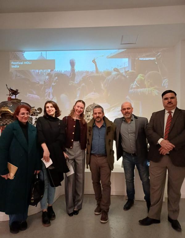 Estudiantes USAL junto con los directores de las carreras de Estudios Orientales y de Historia y Gestión de las Artes, y el Presidente de la Red de Apoyo del Museo.