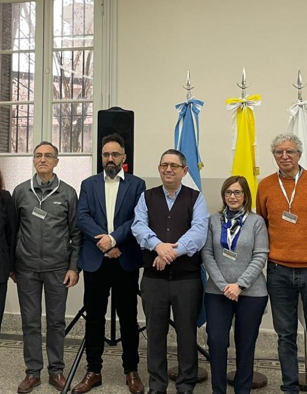 Autoridades de distintas Universidades Nacionales junto con la Decana de la Facultad de Filosofía, Historia, Letras y Estudios Orientales de la USAL, Dra. Claudia Pelossi. 