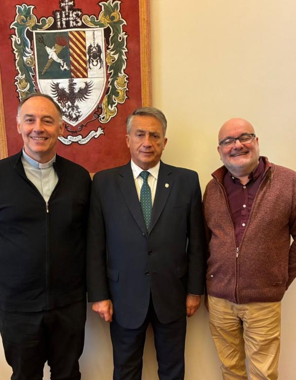 Carlos Ignacio Salvadores de Arzuaga, Rector de la USAL, junto al Rector de la Escuela Universitaria de Teología, Pbro. Dr. Luis Albóniga y de su Vicerrector, Prof. Rubén Primo Fernández.