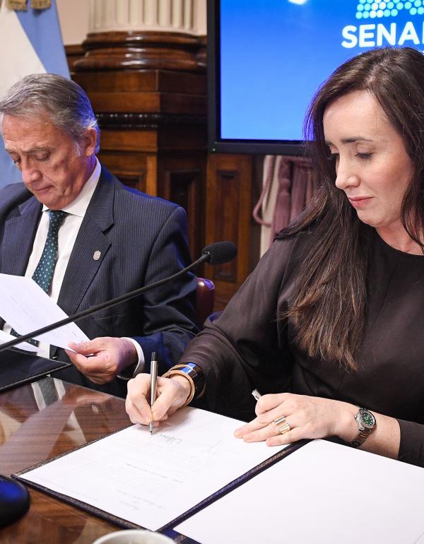 Rector de la Universidad, Carlos Ignacio Salvadores de Arzuaga, y la Vicepresidente de la Nación y Presidente del Senado, Dra. Victoria Eugenia Villarruel
