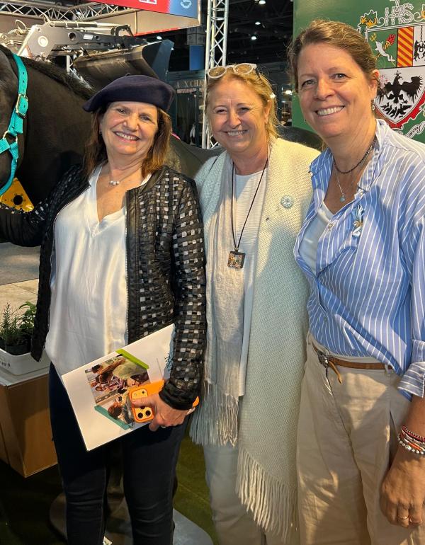 Patricia Bullrich, Senadora de la Nación, junto a Marina Sansiñena, Decana de la Facultad de Ciencias Agrarias y Veterinarias y la Vicerrectora Académica, Romina Cavalli.