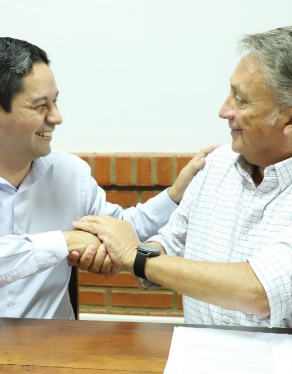 Intendente de la Municipalidad de Gobernador Virasoro, José Guillermo de la Cruz y el Rector de la Universidad del Salvador, Carlos Ignacio Salvadores de Arzuaga.