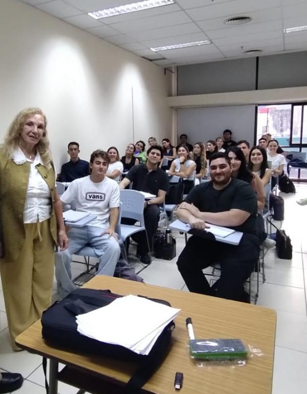 Robert Cottrol con las docentes de la USAL Andrea Schvindtt, Susana López y los estudiantes. 